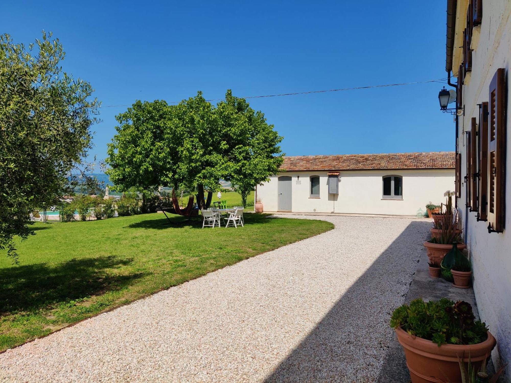Rustico Del Bozzo Guest House Castelleone di Suasa ภายนอก รูปภาพ