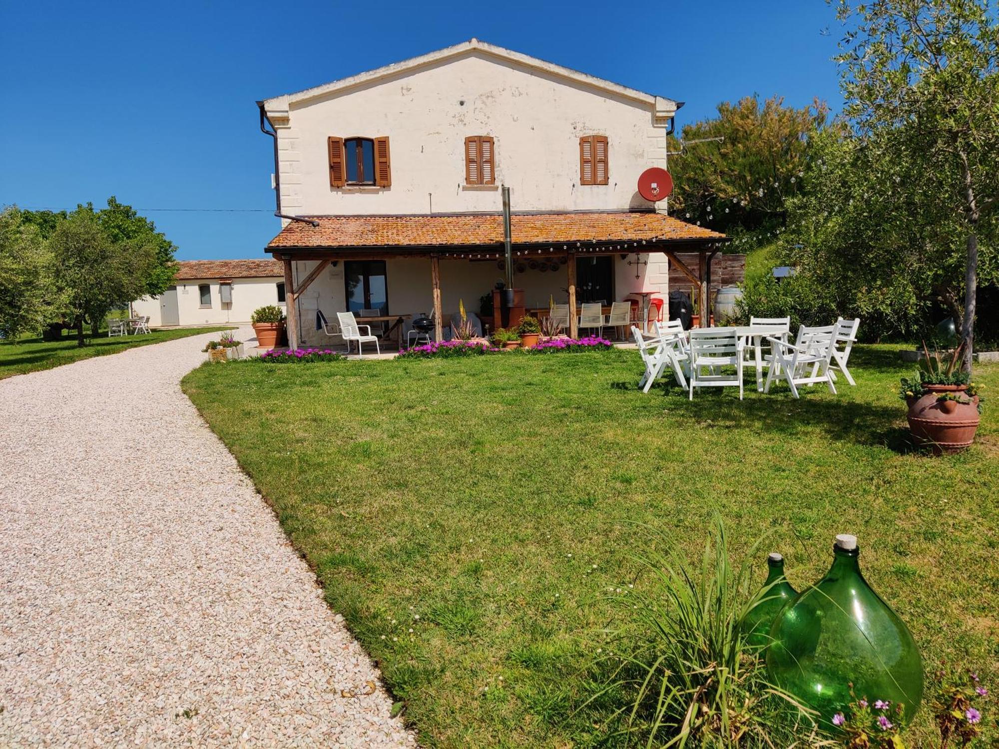 Rustico Del Bozzo Guest House Castelleone di Suasa ภายนอก รูปภาพ