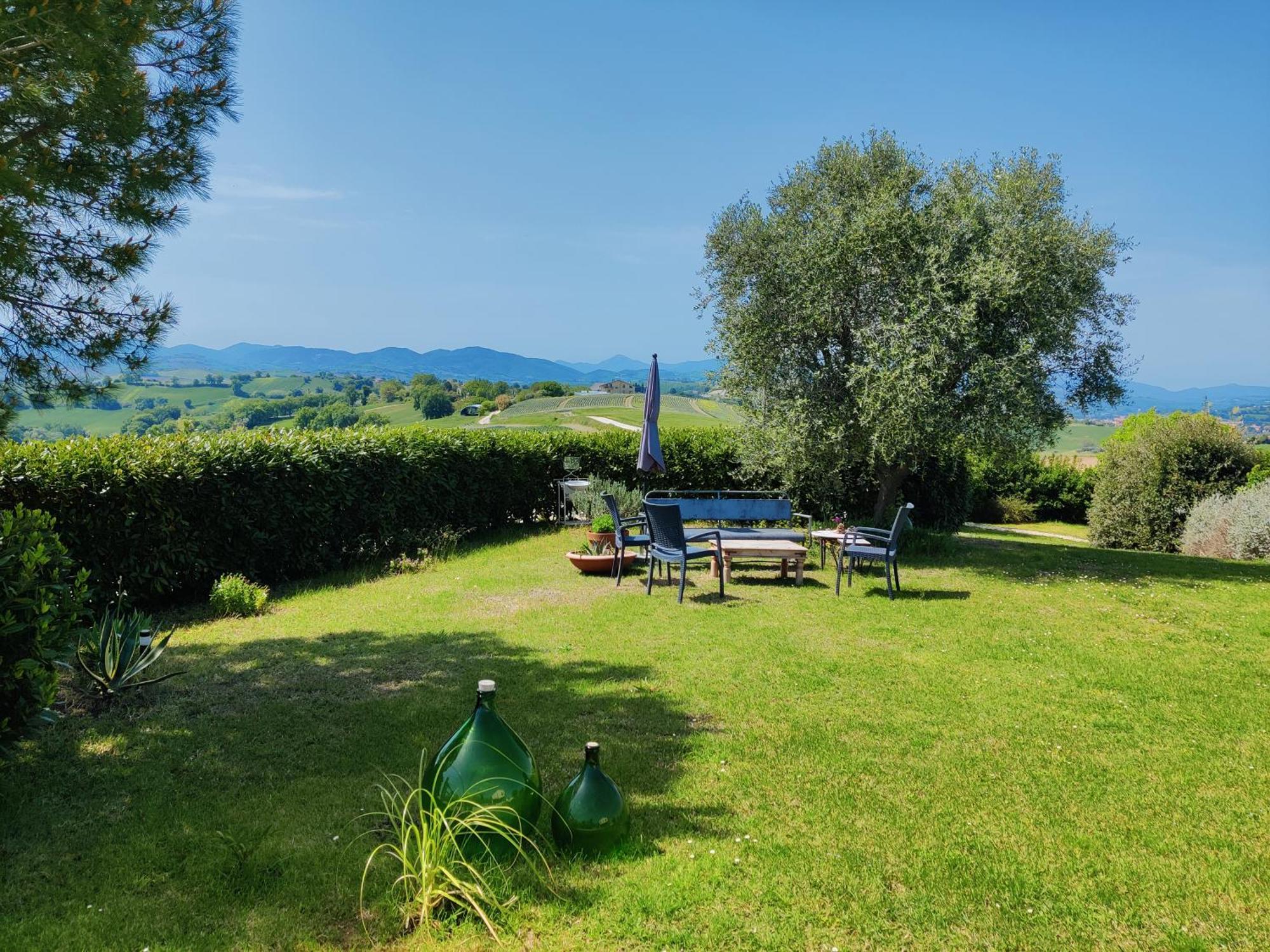 Rustico Del Bozzo Guest House Castelleone di Suasa ภายนอก รูปภาพ