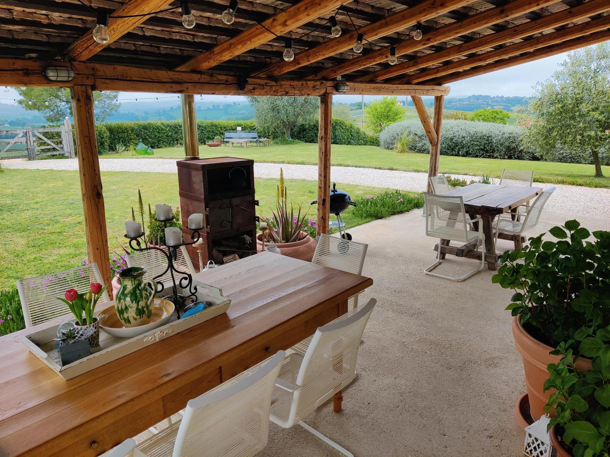 Rustico Del Bozzo Guest House Castelleone di Suasa ภายนอก รูปภาพ