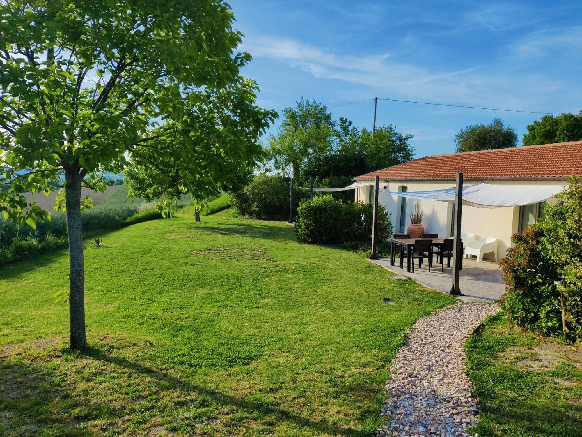 Rustico Del Bozzo Guest House Castelleone di Suasa ภายนอก รูปภาพ